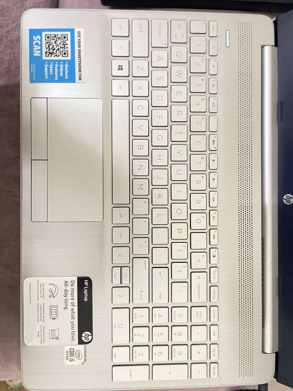 السلام عليكم، للبيع لابتوب HP Laptop 15 بحالة الوكالة، جهاز راقي جداً وتصميمه نحيف (Slim) ومناسب جداً للدراسة، العمل المكتبي، والتصفح السريع.
المواصفات الفنية:
المعالج (CPU): Intel Core i5 (أداء قوي وسريع جداً).
الشاشة: 15.6 بوصة بدقة عالية FHD مع حواف نحيفة جداً (Micro-edge).
التخزين: هارد SSD (يفتح الجهاز بلمح البصر).
البطارية: تدعم الشحن السريع وتدوم لفترة طويلة.
النظام: يعمل بنظام Windows 11 الأصلي.
المميزات الإضافية: كاميرا HD واضحة جداً، ميكروفون مزدوج، وتصميم خفيف الوزن وسهل الحمل.
حالة الجهاز:
الجهاز نظيف جداً (شبه جديد) وبدون أي عيوب أو تصليح سابق.
البطارية بحالة ممتازة.
يأتي مع الشاحن الأصلي.
السعر: [ضع السعر الذي تريده هنا، مثلاً: 500,000 دينار عراقي] (قابل للتفاوض البسيط للجادين).
المكان: [بغداد الكرادة].
للتواصل: [***********]
