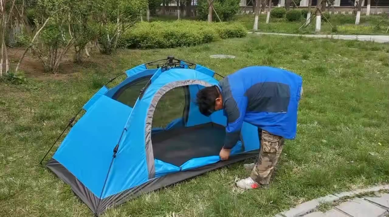 مقاومة للحرارة والماء

متوفر باللون(  الاخضر مع الزيتوني ) فقط  

- تتسع  2 من الاشخاص

- الارتفاع : 110 cm , العرض : 200 cm , الطول 120 cm 

- تكون مرتكزة بقوة في الارض عند استخدامها فتكون مقاومة للرياح 

- مزودة بناموسية للحماية من الناموس والحشرات 

- قابلة للطي وسهلة التركيب اوتوماتيك 

- مصنوعة من طبقات مزدوجة مقاومة للماء والحرارة 

- تاتي مع حقيبة سهلة الحمل لحفظها


**إذا كنت صاحب هذا الإعلان وتريد حذفه لأي سبب، رجاءا أرسل رسالة إلى الدعم الفني**