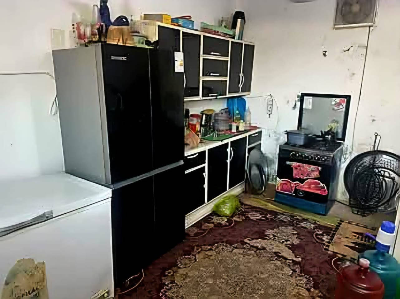 السلام عليكم للبيع ارض مساحه 900متر وتحتوي على بيت طابق واحد موقع الارض منطقة بيت جعاري خلف البانزين خانه تحتوي على خدمات ماء وكهرباء تبليط السعر النهائي 175 قفل والشرح الكامل موجود بالصور للاستفسار اكثر اتصل بالرقم ***********
