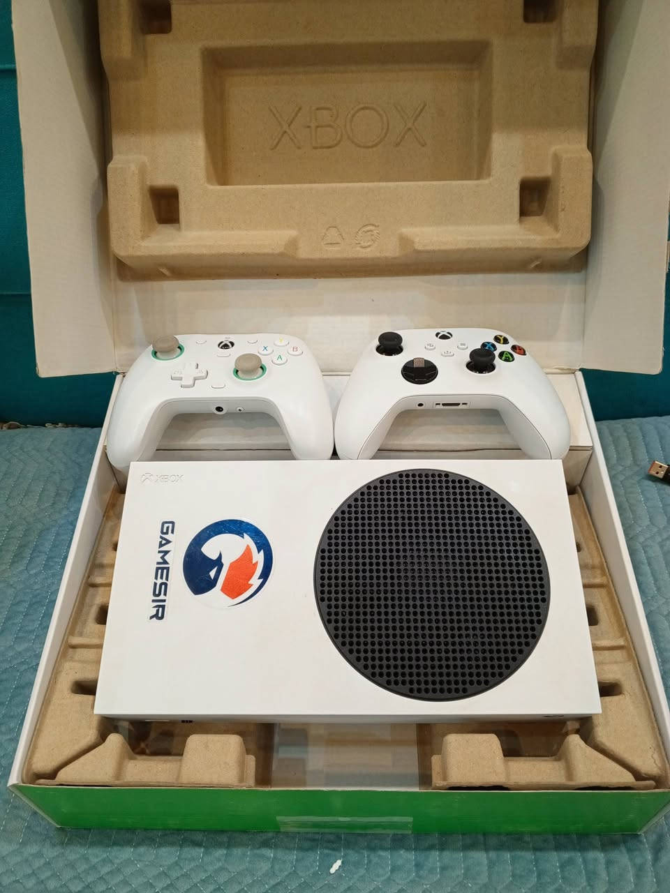 اكس بوكس سيريس اس نضيف ما داخل تصليح زلغ ما بي وياه يده اضافيه كيم سير وياه حساب العاب مملوكة يعني ما تحتاج اشتراك مكاني بصرة وعندي توصيل السعر 400 وبي مجال اي استفسار ***********
