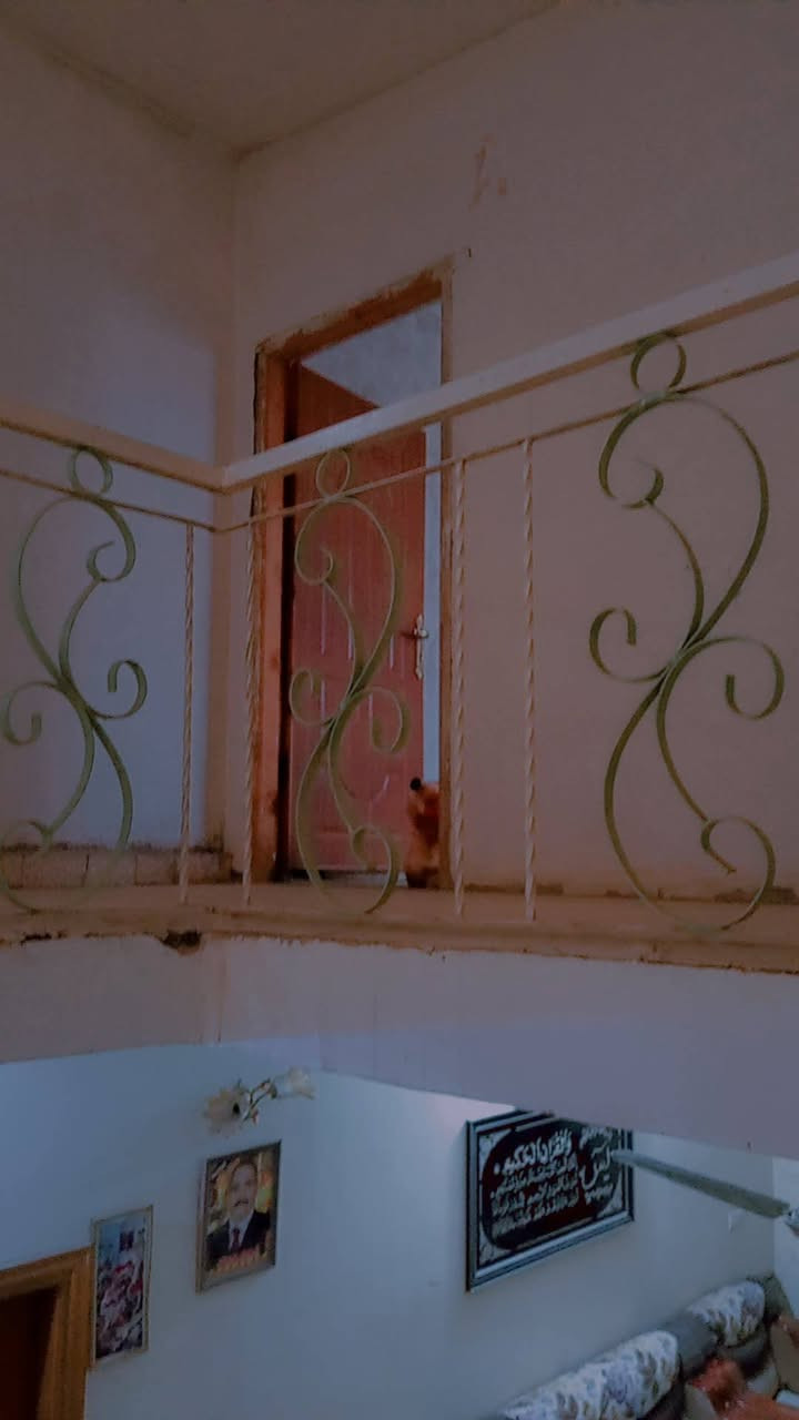 سلام عليكم
بيت للبيع 
/مساحه ٢٢٠م
(طابو زراعي سند ٢٥)
غرفتين نوم وصاله ومطبخ وكلدور 
مشمول بل مجاري ولتبليط كراج يتسع سيارتين مناور وره البيت 
/موقع ازوير الغربي خلف المرور قريب على مشروع المي 
لاستفسار 
***********
