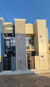 منطقة سكنية تتوفر فيها جميع الخدمات   يتكون البيت من 2 غرف و حمامات دا...