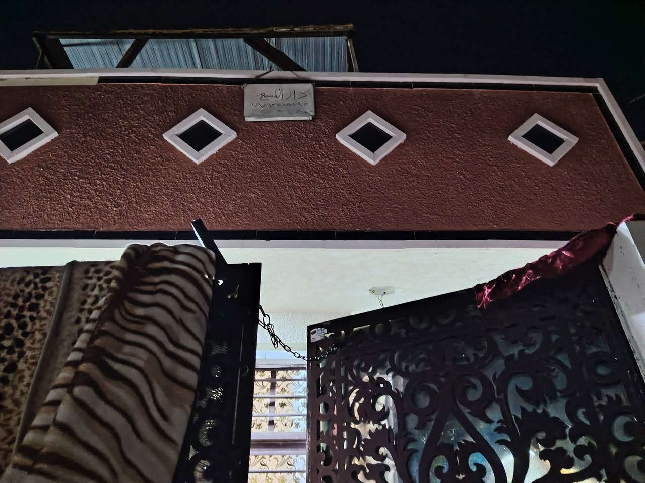 بيت طابق ونص 2مطبك كاشي وسيراميك ٣واجهيه مثل ماموظحه بل صوره المساحه 70متر اليجار المكان الشعب حي الجزائر شارع 40علئ الشارع سايدين ماء ومجاري وكهرباء كامل الخدمات الهاتف ***********
