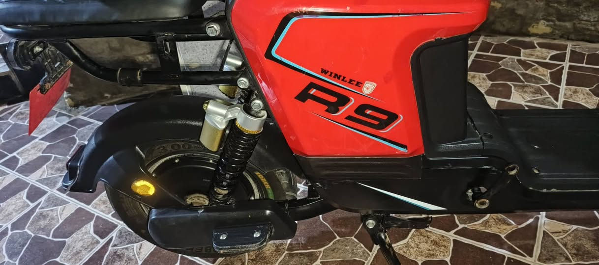 دراجه شحن نوع R9  خمس بطارات 32 امبير امامي خلفي دسك بصمه سويج شاشه ايباد لسرعه والشحن سرعتها 99 كم  سله اماميه مقعد خلفي اضافي دبل اشاره لايت عالي وناصي بلادي برغي مامفتوح جديد كلش حمايه من السرقه اضافة الى البك للاستفسار اكثر   للاتصال ***********
