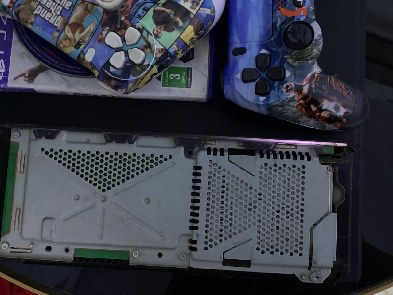 بلي فور فات نضيف ما مفتوح جديد مع ٢ جوستكات اصليات مع قرص فيفه23 السعر 250 وبي مجال مكاني بغداد حي سومر للتواصل على هذا الرقم ***********
