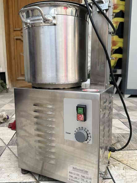 خلاط حمص استعمال شهر فقططط + عارضة مقبلات ١٢ بلانك + طباخ ٣ عيون خارجي مشتغله بليت جوانب ووجه وعندي نواعم 
تواصل واتساب اخوان ممتواجد فيس
*********** 
مكاني بغداد الدورة
