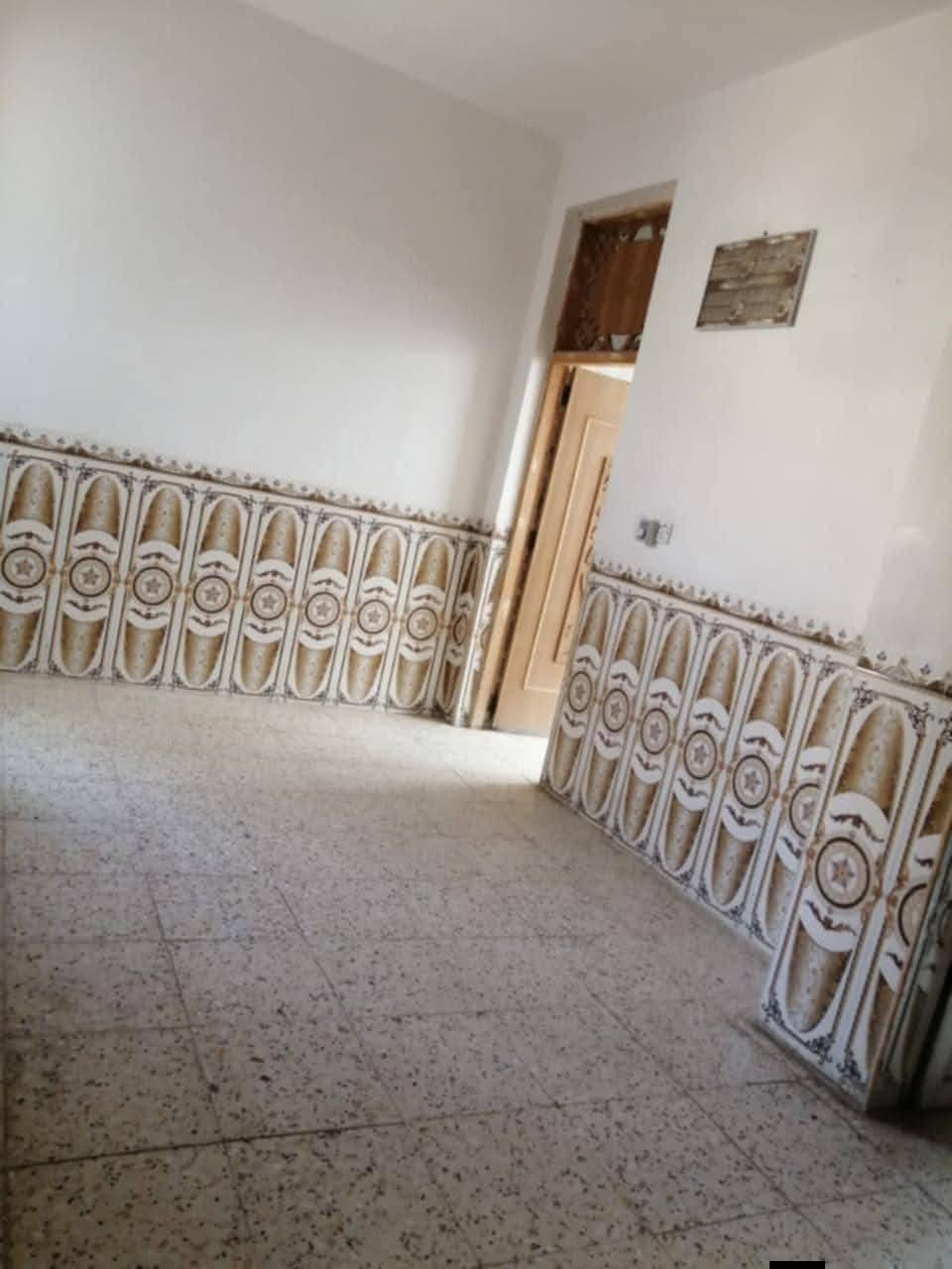 مشتمل للايجار بناء حديث يتكون من مطبخ وكلدور وحمام ومنور وغرفت نوم وحده  مساحته 100
 نظيف مثل متشوفونه بالصور اجاره 250 اجاره لعائلة صغيرة فقط العنوان حله حي الجزائر فرع الصيدليه مرجان عبر سكه القطار 
***********
