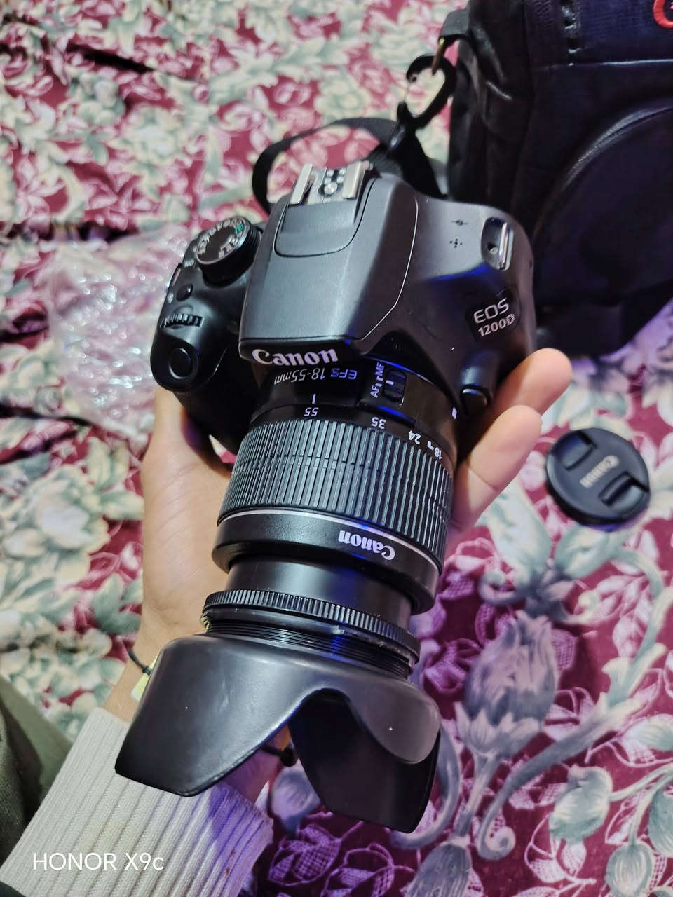 كامره جديده نضافتها 100 %
مشتريها قبل 10 تيام ما مصور بيها 
سعرها 350 وبيها مجال 
مكان بصره قرنه شرش 
 ***********
