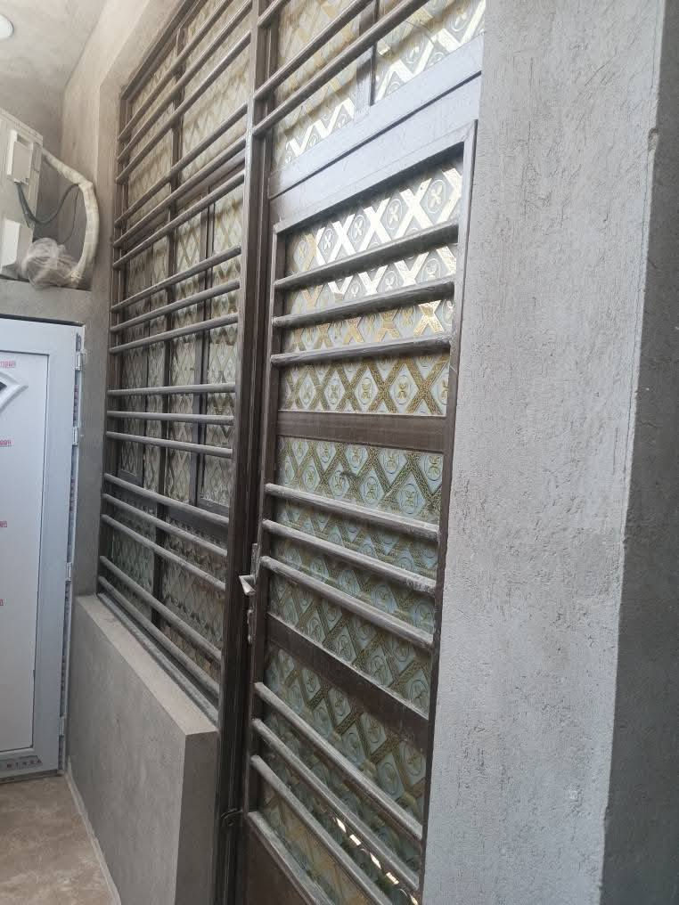 بيت 50 متر زراعي بيت  غلام  للبيع يتكون من غرفتين وبيتونه جبيره  وستقبال  ومساحه ومنور حمام 2 تواليت خارجيه
هاتف ***********
