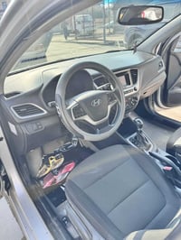 سيارة أكسنت موديل 2020 اللون فضي ماشية 70 الف وارد امريكي محرك دوش  16...