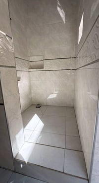 خلفه سيراميك بخبرة طويلة في تنفيذ جميع الأعمال: ✔️ أرضيات ✔️ جدران ✔️ ...