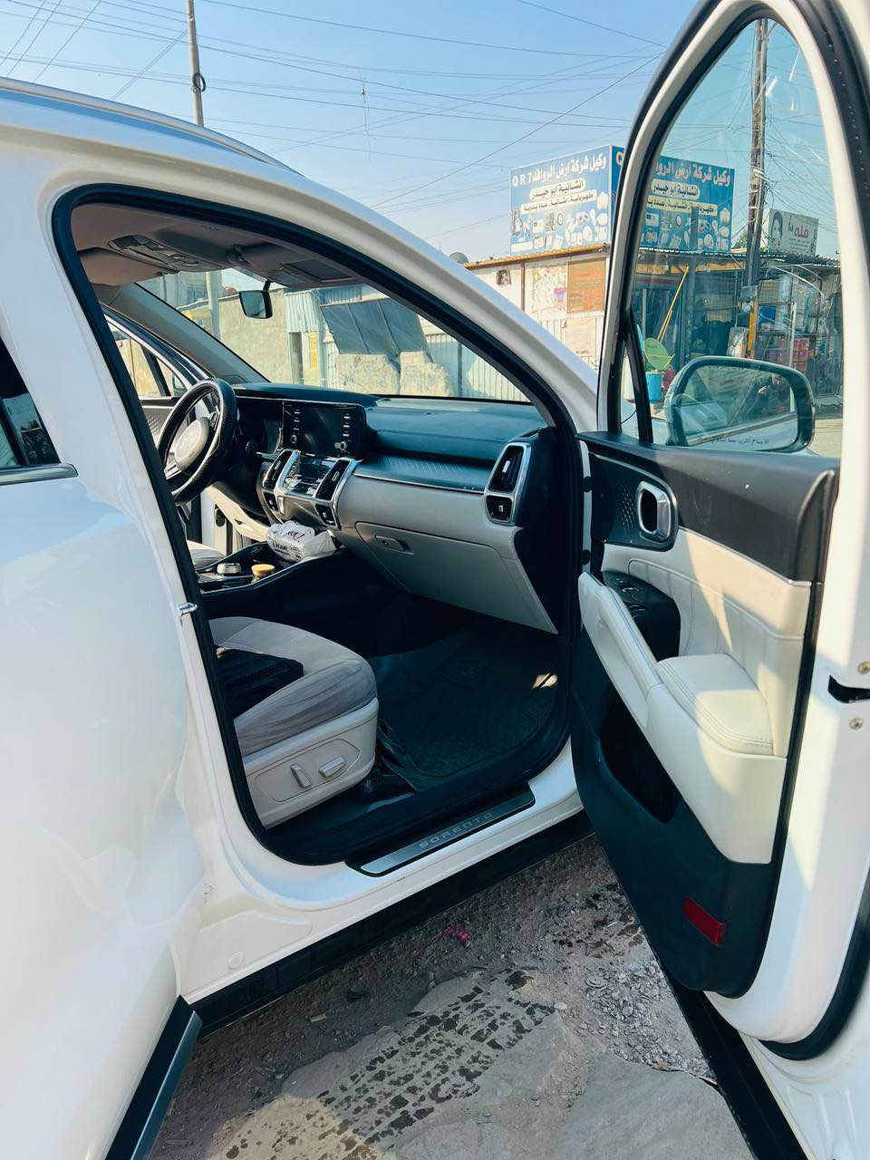 السلام عليكم
سورنتو 2023فول مواصفات عدا الفتحة 
خليجي مكفولة من الضربة 
كير ومكينة مكفولات بلادية على وضع الشركة 
باسمي تحويل مباشر 
رقم مشروع وطني
غير متواجد على الفيس  الاتصال على *********** بغداد, العراق
