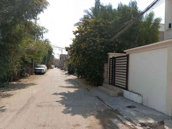 السلام عليكم تعلن شركة الجبوري للعقار والمقاولات العامه عن بيع دار ملك صرف زراعي سند 25 في منطقة الكريعات شارع الواقف بناء حديث درجه اولى كامل الاخدمات بناء حديث تسليم مفتاح 
1 المساحة 137 مترررر
2 الواجه 6 متررر و15 سانتيم 
3 النزال 22 متررر و30 سانتيم 
4 عرض الشارع 8 متررررر 
5 السعر 300 مليون وبي مجال 
يتكون من طابقين وستاره وبيتونه 
الطابق الأول كراج وحديقه وخدمات خارجيه وصاله ومطبخ وحولي منور وغرفة نوم وخدمات داخليه 
الطابق الثاني 3 غرف نوم وهول وخدمات
عنوان الشركة الكريعات الكويتي شارع حسينية ابي تراب قرب فلكة القرغولي استفسار اتصال على الارقام التاليه 
*********** أبو صكر الجبوري 
***********
