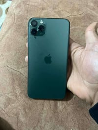 ايفون 11 برو ماكس للبيع بي نقطه كلش صغيره بل شاشه ما مثره عله النمس  ا...