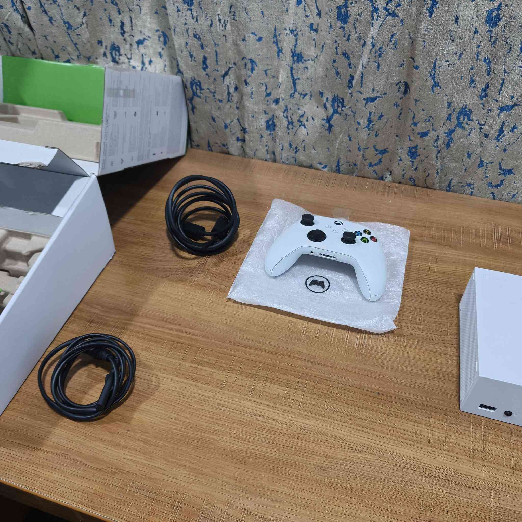 سلام عليكم اكس بوكس سيريس اس مستعمل نضيف ذاكرته ٥١٢ ويا كامل ملحقاته سعره ٣٦٠ وبي مجال بسيط للتواصل ***********
