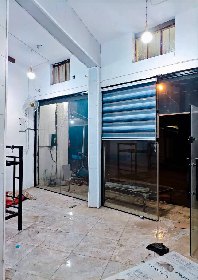 السلام عليكم 
محلات للأيجار قرب تقاطع حساني 
العدد محلات اثنين مفتوحات ومحل واحد وحده
الواجهه 3 متر والنزال 8متر والأرتفاع 3 ونص 
ترميم حديث . للأستفسار ***********
