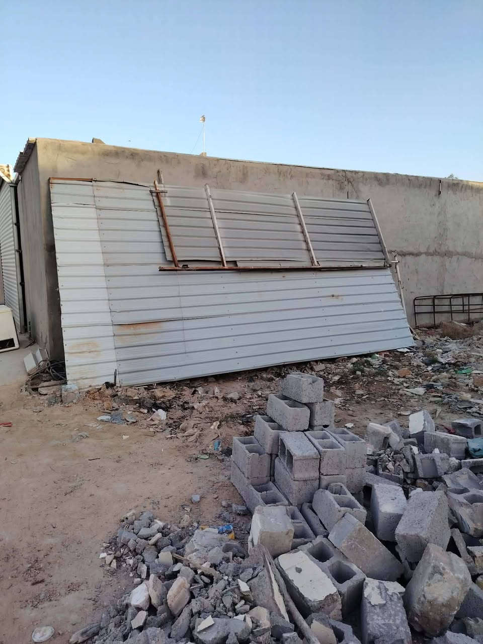 سقيفه الطول 7متر مع بوب وشبابيك حديد + بوب خشب للبيع ***********
