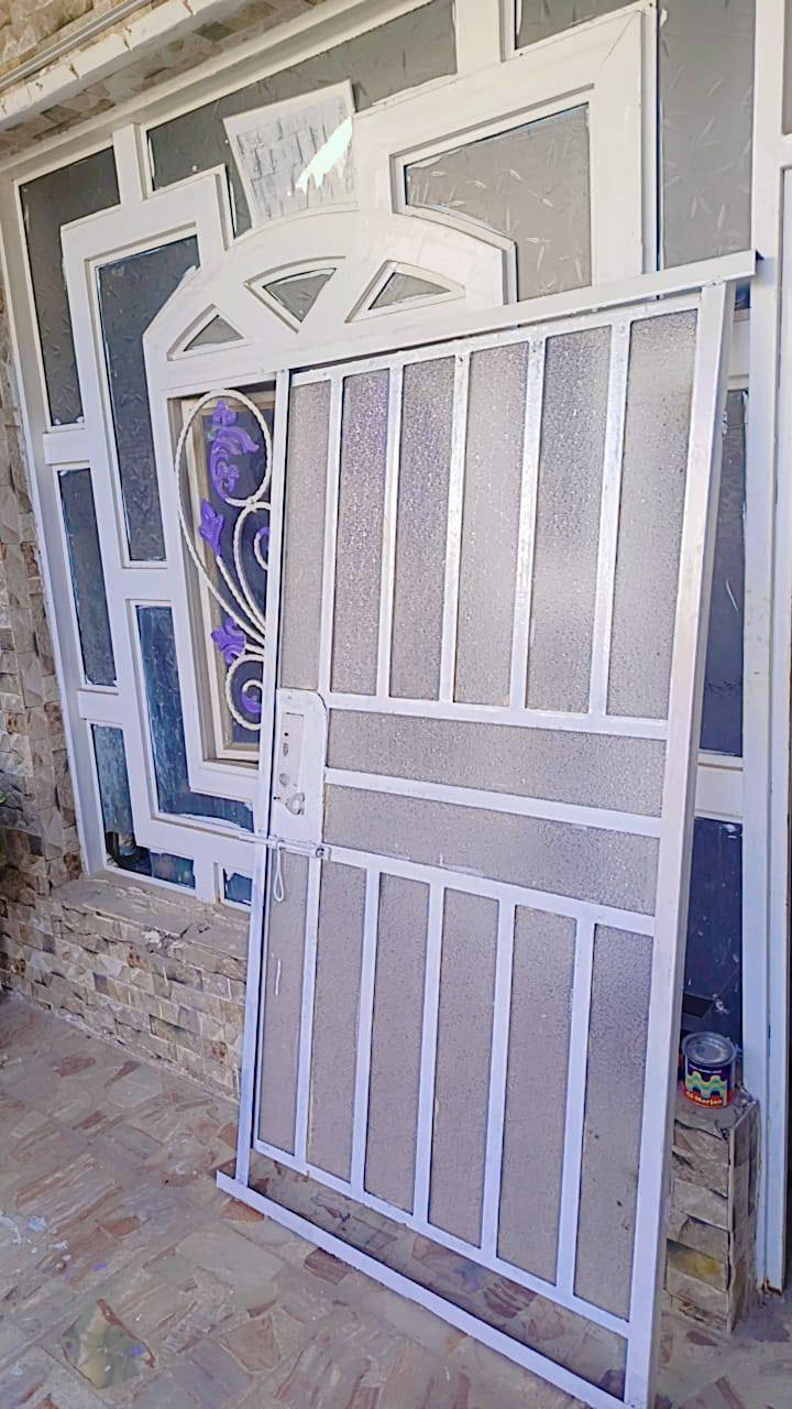 باب حديد مستخدم نضيف  طول 170 و العرض 90
السعر 60 
***********
