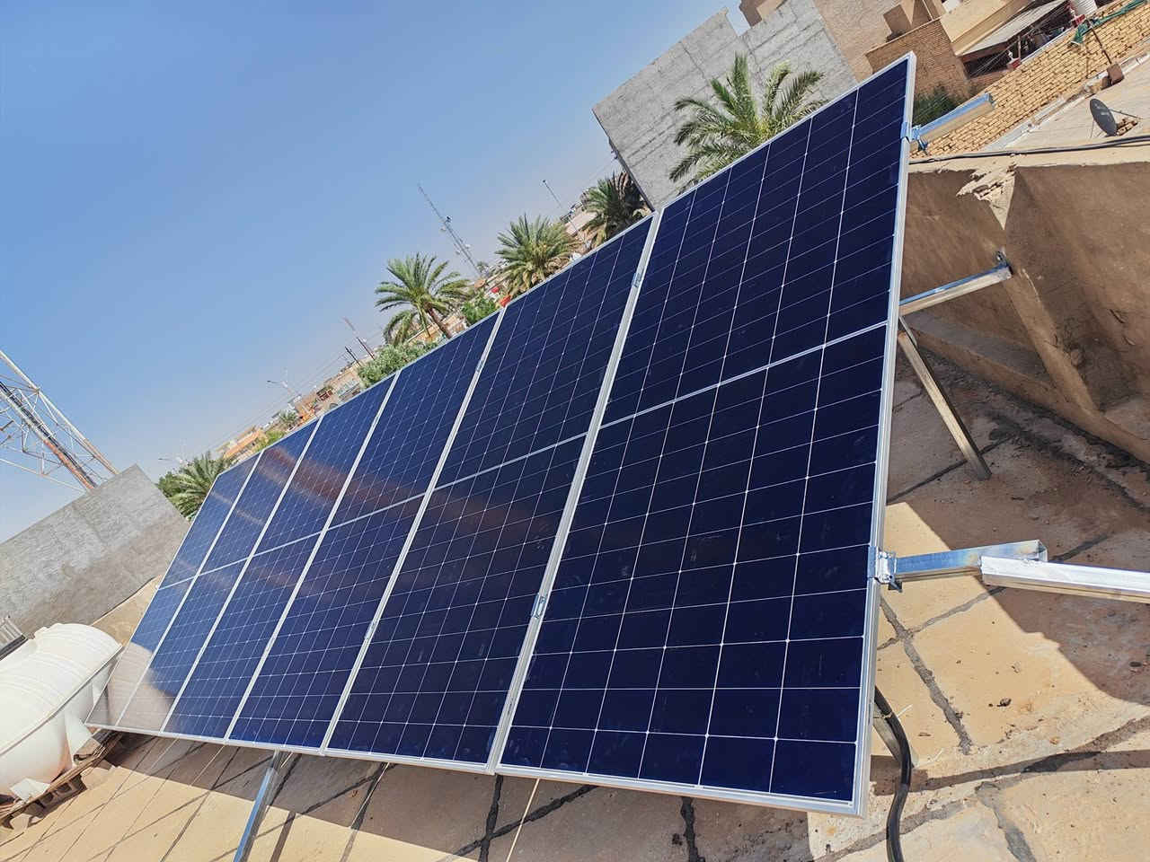 🔵 تاريخ اليوم 18/5/2026 🔵 
🔆 تنصيب منظومة طاقة شمسية 🔆
 تم بفضل الله تجهيز منظومة طاقه شمسية لمنزل الذي تجهز المنظومة  15 أمبير نهاراً بالاضافة الى 15  أمبير ليلاً 
مكونات المنظومة

🔵 إلواح لونجي  645 (LONGi Hi-MO X10) مقاومة التظليل أداء أفضل في الظروف الجوية المتقلبة والتظليل الجزئي  
🔵 جهاز انفيرتر  نوع Deye  حجم 6kw (25 امبير) 

🔵 بطاريات خلايا ليثيوم نوع (Deye)   حجم 16kw   

مكتب مسلم للطاقة الشمسية 
.................................................................... 
ملاحظة مهمة جدا: المتابعة مع صاحب المنظومة في اي وقت في حال حدوث أي خلل 
.............................................................................
للاستفسار الاتصال او مراسلة الأرقام التالية  أو مراسلة البيج عن طريق الماسنجر :
#muslim_sakban 
***********
***********
#ديالى_بلدروز_امام_عسكر 
#الطاقة_الشمسية_مستقبل_العراق

