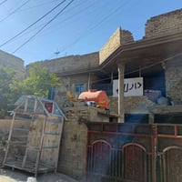 عدنا هذة البيت للبيع المساحة ٣٠٠مترالواجهية ٢٠مترالنزال ١٥بيت ركن بغدا...