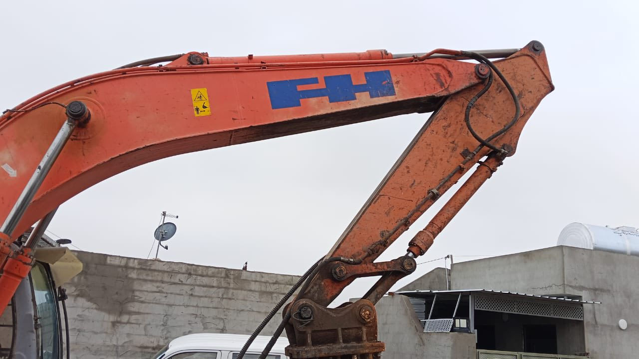 السلام عليكم للبيع حفارة فيات هيتاشي مكفوله موديل ٩٩/رقمها شمالي  مكان الحفارة كركوك 
حجم /٢١٥ تبريد مأسية نقارة السعر ٢٩٠$وبيها مجال 
رقم صاحب الحفارة /***********
