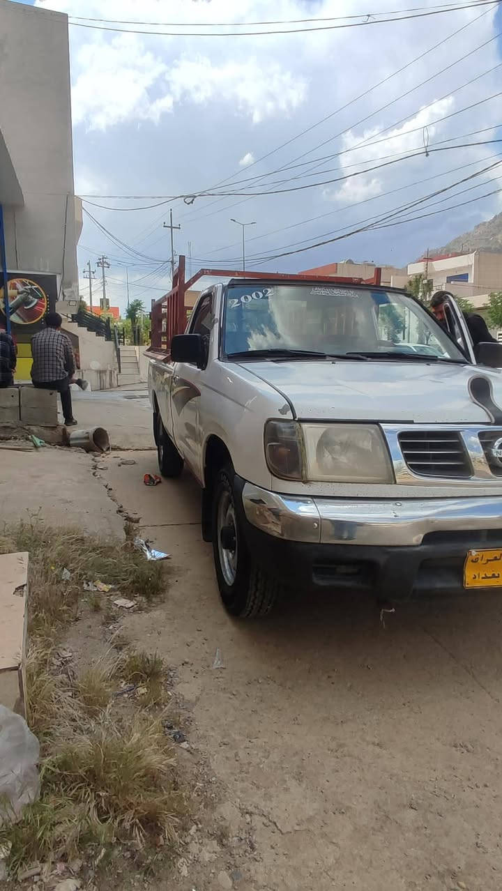 نیسان تاک2001بۆ فرۆشتن
سەنەویی بەخدایی لەگەڵە و هیج کێشەیەکی نیە بۆ سەیتەرە
4تایەیی لۆکی لەسەرە
یەک دینار مەسروفی نیە ماڵی کاسپیە 
گێر و مەکینەو  ئەکسلی بەشەرت
سەیارەکە هەتا بڵێی خاوێنە و سەیارەیی ماڵە
***********
***********
