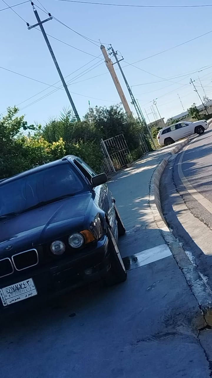 سلام عليكم
بيئم 520 استيشن 
محرك بي بدايه صرف كير شرط 
تبريد شغال 
اربع تايرات جدد 
شاشه كامره 
ويل هامان طك جديد 
طخم جديد 
موديل 1995
بجم عريض 
سياره متعوب عليها 
السياره ابسمنا شرط التحويل 
كاربون ماستر بيها
سنويه لل2028
سعرها 32 مجال قليل 
***********
***********

