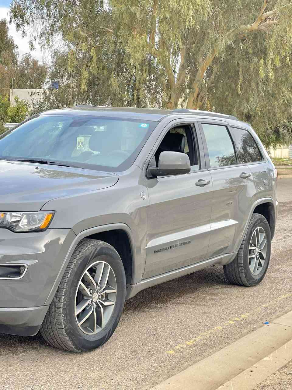 سلام عليكم جيب شيروكي لون سمنتي بلاك توب فئه مميز ٢٠١٩ مكفول عدا بارد شي بسيط خشم جاملخ والباب فول موصفات رادارات مري خلف شاشه كبيره كشنات كنتاري تدفئه مري هيترات ستيرن هيتر فول عدا فتحه  رادار امامي رقم إنكليزي بسمي ثاني يوم تحويل سنويه جديده هزه جديد تخم تايرات جدد باتري جديد صدر امامي خلف بلادي شركه بل عافيه ع ياخذها مكان سياره حارثيه *********** 
ملاحظه سياره ماشيه 40 M
