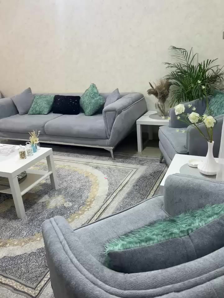 دار للبيع في مجمع عمر الراوي 1 مساحه 200م طابقين الطابق الاول غرفتين وصاله ومطبخ وديوانيه وحمام ومخزن خارجي وحديقه الطابق الثاني غرفتين وصاله وحمام ومساحه ترهم مطبخ للاستفسار الاتصال على الرقم ***********
