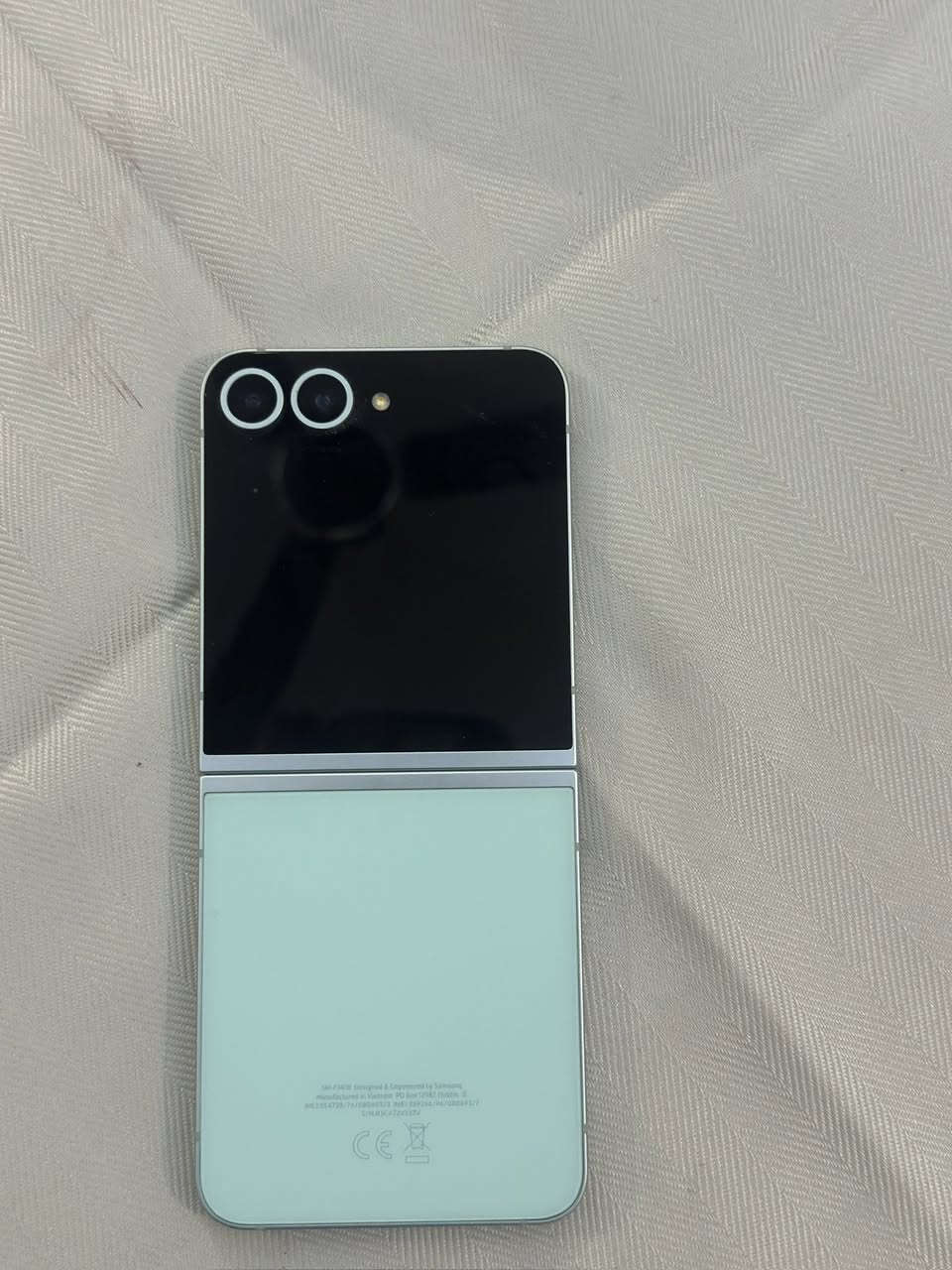 سامسونج galaxy z flip 5  اخو الجديد قبل فتره اخذته الجهاز استعماله نضيف جداً السعر 750 وبي مجال للتواصل على الواتساب *********** مكاني النجف مجمع عماد سكر
