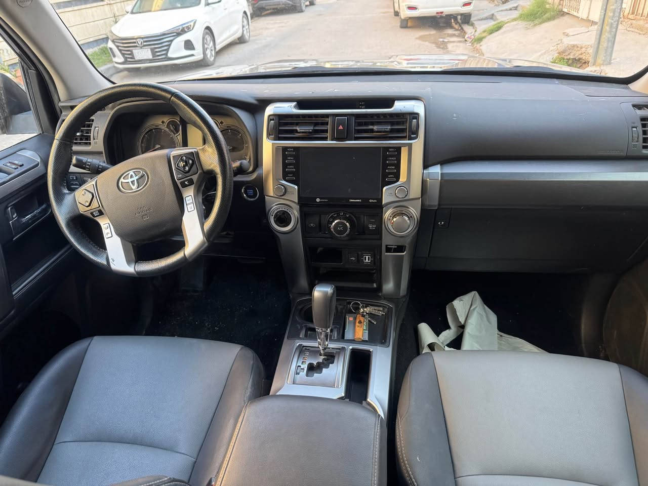 السلام عليكم 
تويوتا فورنير موديل 2023 وارد امريكي
بدون رقم 
تترقم جميع المحافظات
~ محرك 6 سلندر  / V6  4000
~ فئة SR5 فول موصفات   
~موصفات  
~ بصمة ابواب وتشغيل
~فتحة يالسقف
~ تو ويل
~ شاشة كبير  كاميرة دوار 
~ كاميرة خلفية 
~ داخل جلد اسود
~ رادار أمامي وجانبي
~ كشنات كهربائية 
~ كشن جلد 
~تحديد سرعة 
~تحكم ستيرن 
~ حجم تايرات ١٧
~ويل كب ودواسات 
~جامه خلفية تصعد وتنزل مضللة
~ (7) سبعة راكب 
وبعد بيه موصفات
~ ماشي 9 الف
~ سعر  ( 30000 )$ 
العنوان / بغداد / الدورة 
السيارة حادثهة مگلوبة ومصبوغة عام تبديل باب الصدر فقط وكما مبين في صور الحادث وايضا صورة للسونار مشتغليهة شغل جدا محترم ومضبوط
يدة باب السائق متفتح عن طريق اللامس بس تقفل عن طريق اللامس
المرايات الجانبية ما بيهة كلوب مال الرادار
لاستيكة القمارة محتاجة تكعد عدل
الجامة الخلفية مال الصندوق يحتاجلهة ترتيب لان تصعد وتنزل بطئ
رقم الهاتف /‭ *********** بغداد, العراق
