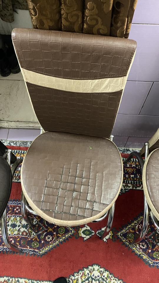 عندي أربع كراسي وواحد منهن مدوشن
وواحد منهن مكسوره تجايه ظهر
مثل ما ملاحظ بالصور
أخذتهن ب٨٠ الف + وياهن تلبسيات مالتهن 
تواصل واتساب ***********
سعر قيم وأخذ يرضيك ويرضيني
