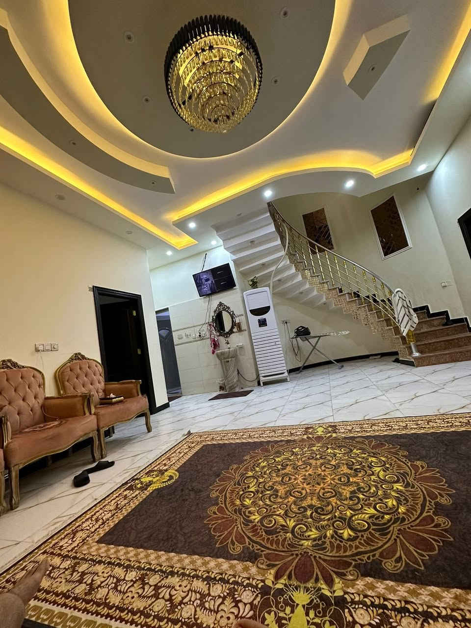 بيت في امن اداخلي بحي الجهاد قريب شارع القائد بناء حديث ديلوكس طابقين الطابق الأول يحتوي على غرفتين نوم وصاله جبيره ديوانيه جبيره وحوش كبير طابق الثاني غرفتين نضام سويت البيت بي سطحين كله شغل درجه 
اوله متوفر جميع الخدمات تبلط مدارس سعر البيت 265 نوع الطابو مالك 
صرف يتحول ابسم المشتري رقم صاحب البيت *********** أبو وسام
