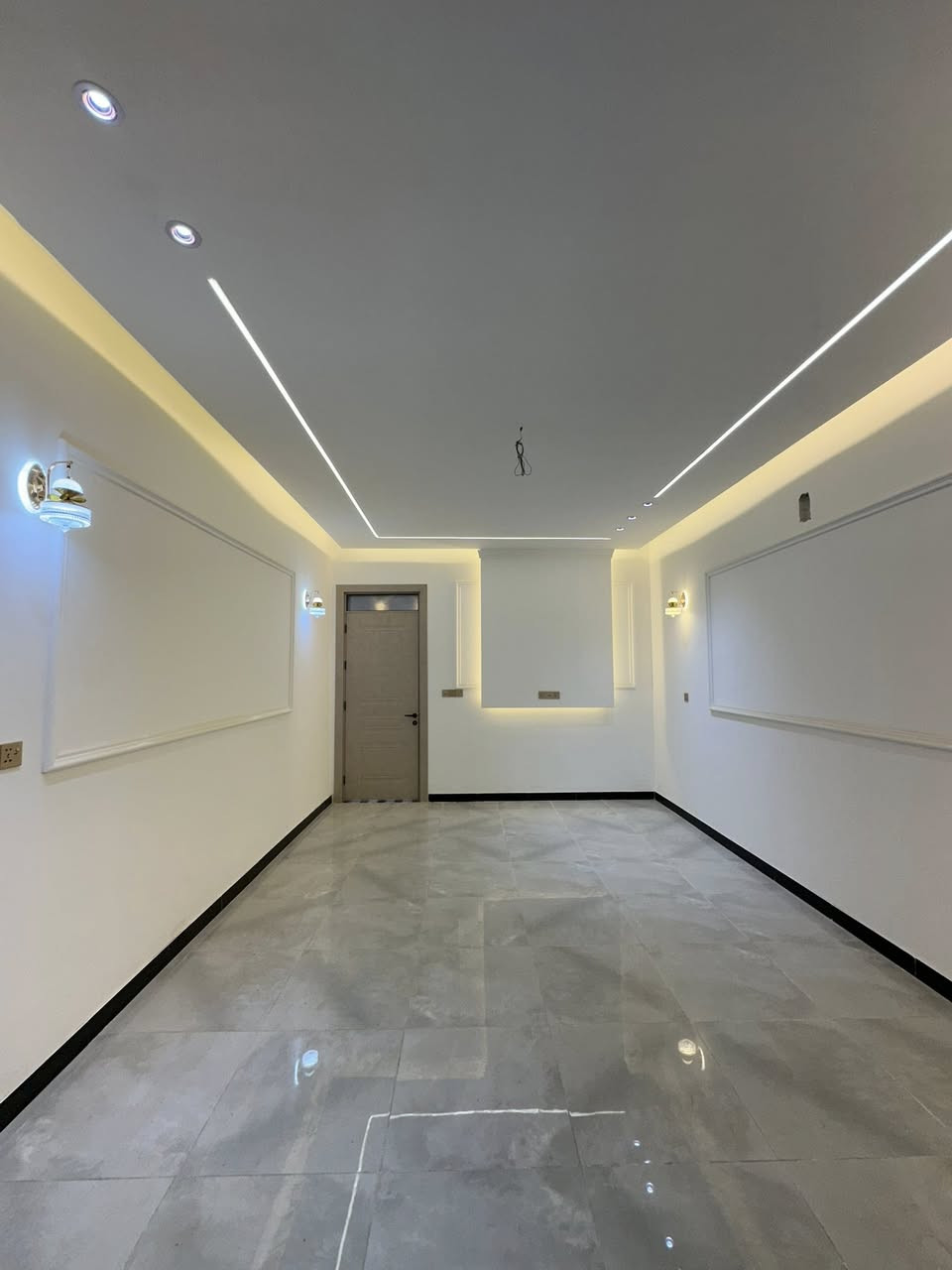 السلام عليكم
بيت في جمعيه النفط التعاوني المجمع الثالث نزله اعداديه الكوت المهنيه يبعد ١٠٠ متر عن شارع بغداد عرض الشارع ١٧ متر شارع رئيسي مساحه ٢٠٠ متر يحتوي على غرفتين وصاله وصحيات داخلي وخارجي ومطبخ وستقبال  خريطه جميله جداً بناء حديث غير مسكون  للتواصل *********** او *********** اتصال فقط
