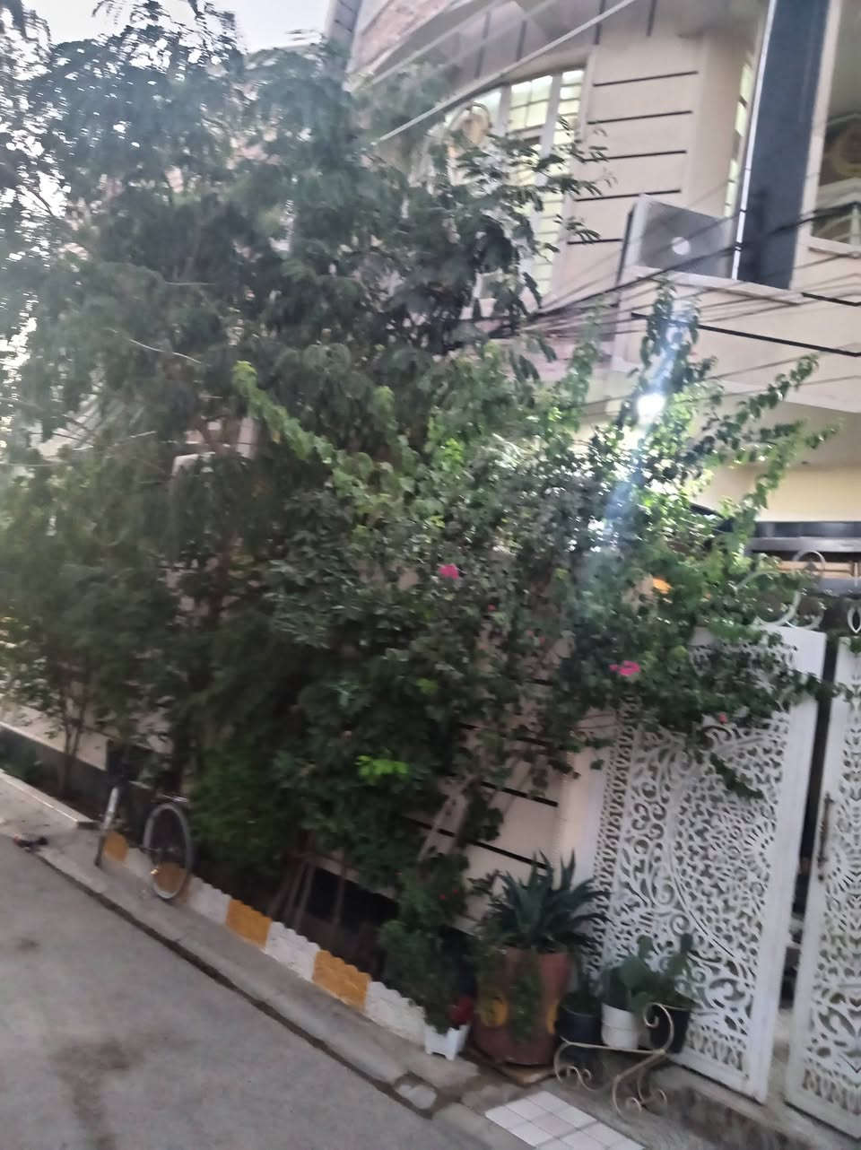 للبيع مساحه ١٠٠م واجهه ٧ نزال ١٥ شغل درجه اولى يتكون من الطابق الأول غرفه نوم او استقبال او صاله او صحيات الطابق الثاني ٣ غرف نوم او صاله او صحيات بيت كلش حلو طابو زراعي سند ٢٥ العنوان بعقوبه حي المصطفى خلف كليه التربيه الاساسيه شارع الملعب السعر ع خاص ***********
