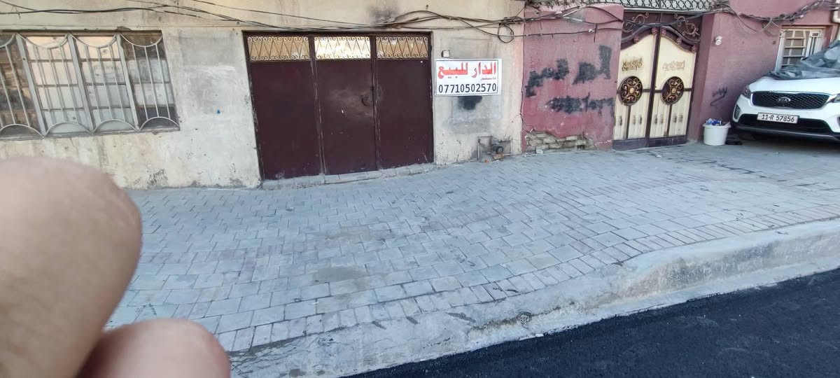 السلام عليكم بيت كامل في مدينة الصدر قطاع 67 ع شارع ستين
مساحه 144
يحتوي على طابق ارضي فقط ويحتوي على 5 غرف و3 صحيات وغرفه واحده فوق السطح
للاستفسار
 ***********
+++تبليط جديد + البيت داخلي عگاده وخارج مسلح
