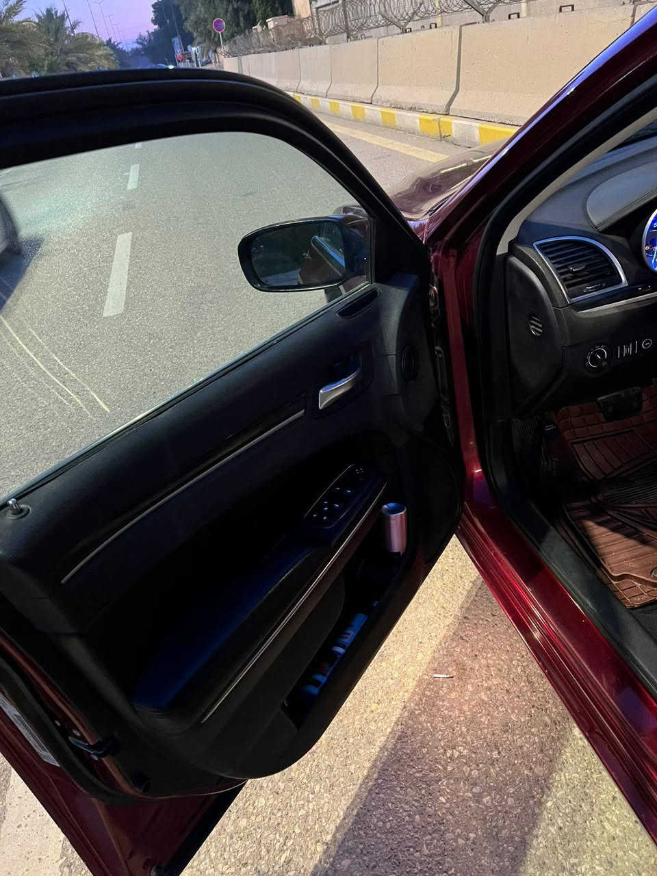 للبيع كرايسلر C300 اوباما 

2017 أصل ماشيه 140 كيلو متر  رقم اربيل 

وارد كندي كلين تايتل كفاله عامه 

السياره جاهزه من كل نقص 

حداديه تخم تاير كله جاهز

المواصفات/

كير ماوس 8 نمر

بانوراما قطعتين

تشغيل عن بعد

كشنات تدفئه تبريد

كشنات كهرباء جلد اسود

لايت زينون عدسه

شاشه كبيره تدعم كاربلي

بصمه تشغيل وأبواب

خزن ميموري

كامرا خلفيه

ستيرن كهرباء

تبريد قطعتين

تحكم ستيرن جهتين مع مثبت سرعه

باقي المواصفات معروفه

السياره جاهزه ومال جناي 

مكاني ميسان اي استفسار اتصل 

***********
