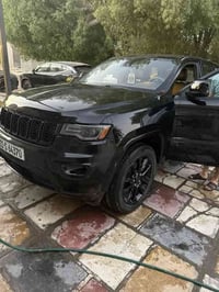 جمعة مباركة 🙏🤍  جيب كراند شيروكي ابلاند .5 راكب بلاك توب   الموديل : 2...