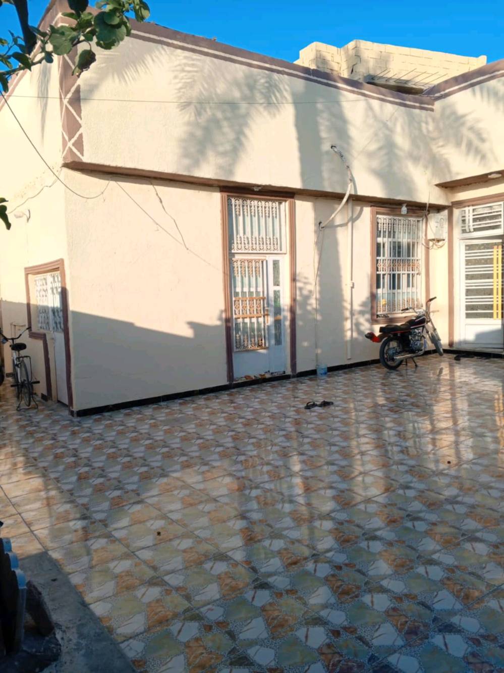 🏡 بيت للبيع – طويريج / حي الضباط / شارع المحيط

📍 الموقع:
مقابل حي الصناعة، بالقرب من المدرسة

📐 المساحة:
300 متر²
طابو زراعي – سند 25 – ركن

🏗 البناء:
طابق ونصف – بناء جديد

🔌 الخدمات:
ماء، مجاري، كهرباء متوفرة

✨ المواصفات:
▪️ 3 غرف نوم
(غرفتان بالطابق الأرضي + غرفة بالطابق الثاني)

▪️ استقبال واسع
▪️ صالتان
▪️ مطبخان
▪️ صحيات داخلية وخارجية
▪️ مناور عدد 2

📩 لمزيد من التفاصيل راسلني خاص

📞 للتواصل:
***********

📱 واتساب متوفر 👆
أو مراسلة خاص