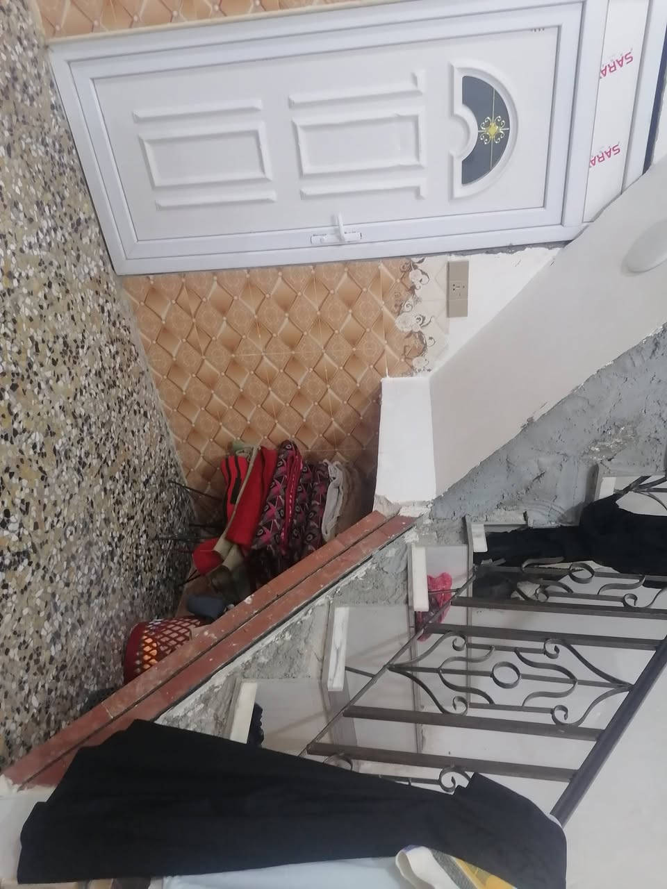 بيت 100 متر 5في 20 مطلواب سكان عله ساحه طابقين بناء بلوك ابو 20 الطابق الثاني  فرمستوانا صاب مسلح فول لاستفسار اتصال عله الرقم التالي *********** مكان البيت الامن الداخلي الجمعيه الاوله
