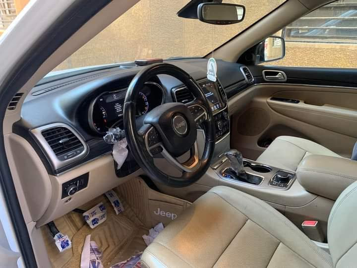 السلام عليكم
جيب كراند شيروكي لمتد X وارد أمريكي 
موديل 2019 ابيضّ لون 
السياره فول مواصفات للأخير من عدا جكات 
رادار امامي خلفي جانبي 
بانورما 
خزن ميموري 
مقاعد الاماميه تدفئه تبريد 
مقاعد خلفيه تدفئه فقط 
دمام امامي دمامي خلفي 
كار بلي 
معروفه باقي المواصفات 
السياره بيهة 3 قطع 
السعر 230 وبيها مجال 
السياره فول نصبتها وفول جماليه والصور تحكم 
الرقم .***********
