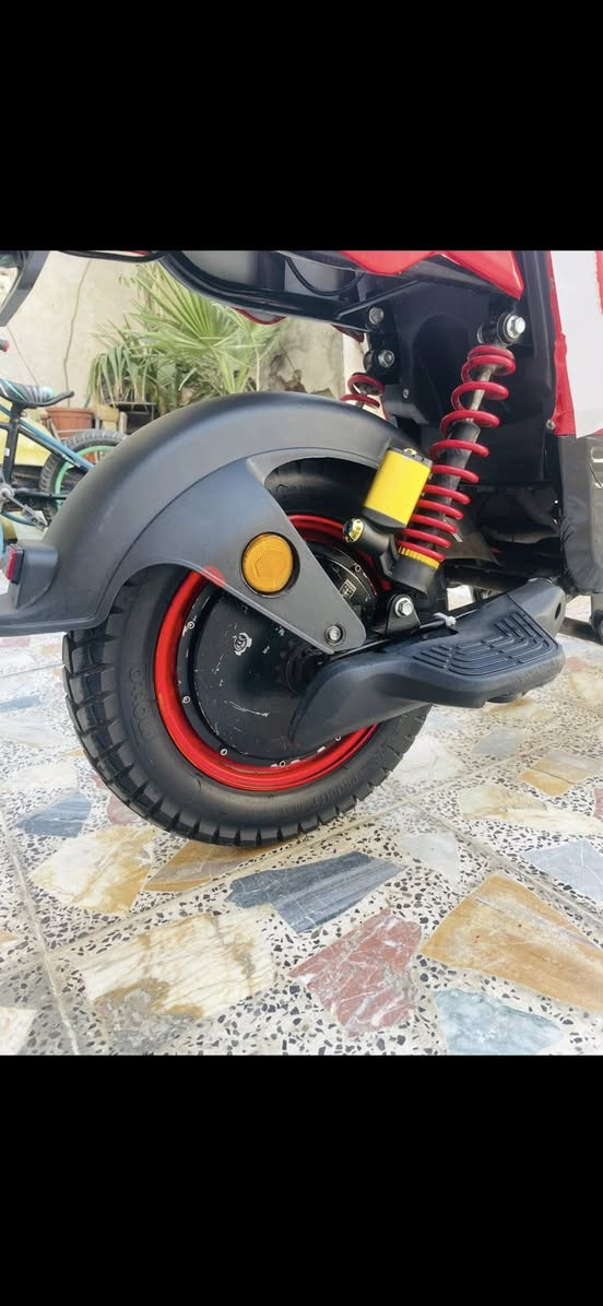 سلام عليكم 

للبيع دراجه x900 موديل 2026 بصمه تشغيل +سويج 
4 نمر 
MP3
نضام R بك  
 6 بطاريات جديده 72v تايرات جديده بريك دسك مكفوله كفاله عامه سعر 500الف وبيها مجال 
اتصال ***********
مكان بغداد الجديده
