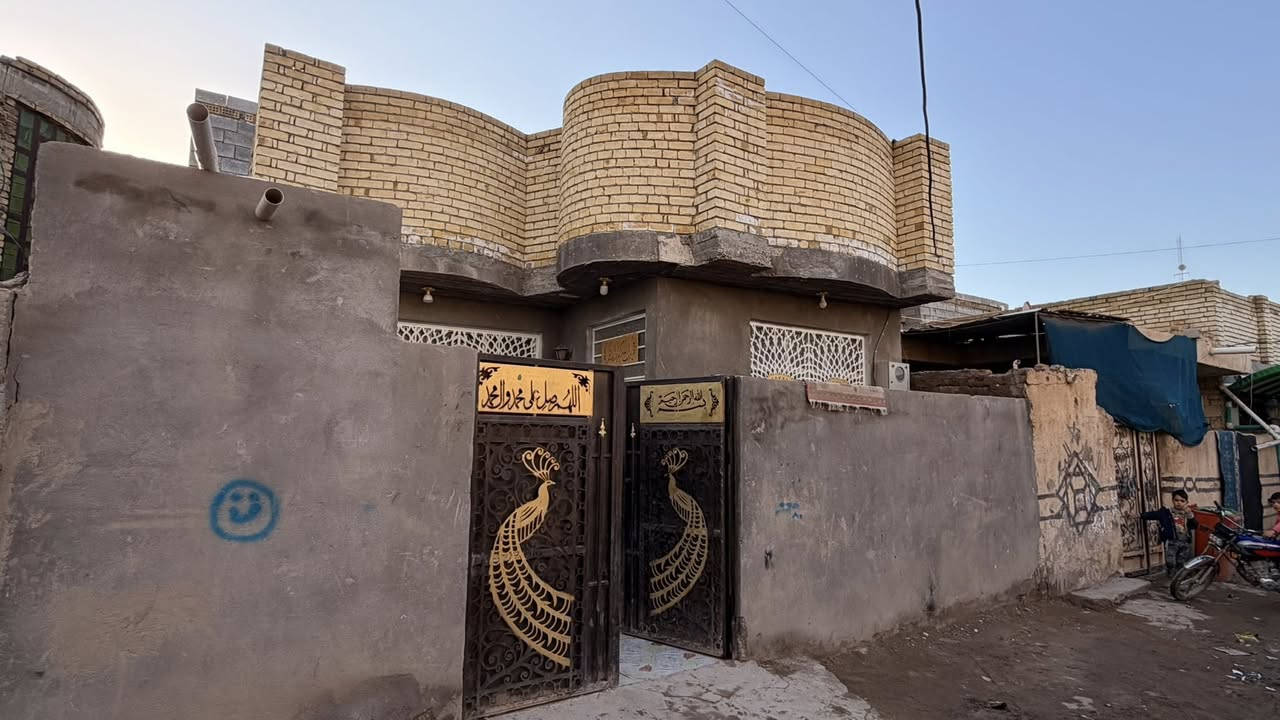 بسم الله الرحمن الرحيم 
يعلن مكتب الرنين للعقارات عن توفير 
(دار زراعي للبيع اصلاح زراعي مكاتبه فقط )
📌العنوان في ارض ابو مكي 
📌المساحه الكليه للدار ١٦٠ متر 
📌بناء نظيف درجه اولى بناء بلوك والسقف صب مسلح 
يحتوي على طابقين 
الطابق الاول 
استقبال 
صاله 
مطبخ 
غرفتين نوم 
صحيات داخليه وخارجيه 
الطابق الثاني 
غرفة نوم 
بيتونه 
السعر ٥٠ مليون قابل للتفاوض 
للاستفسار والطلب زيارة مكتب الرنين او الاتصال 
***********/مرتضى
