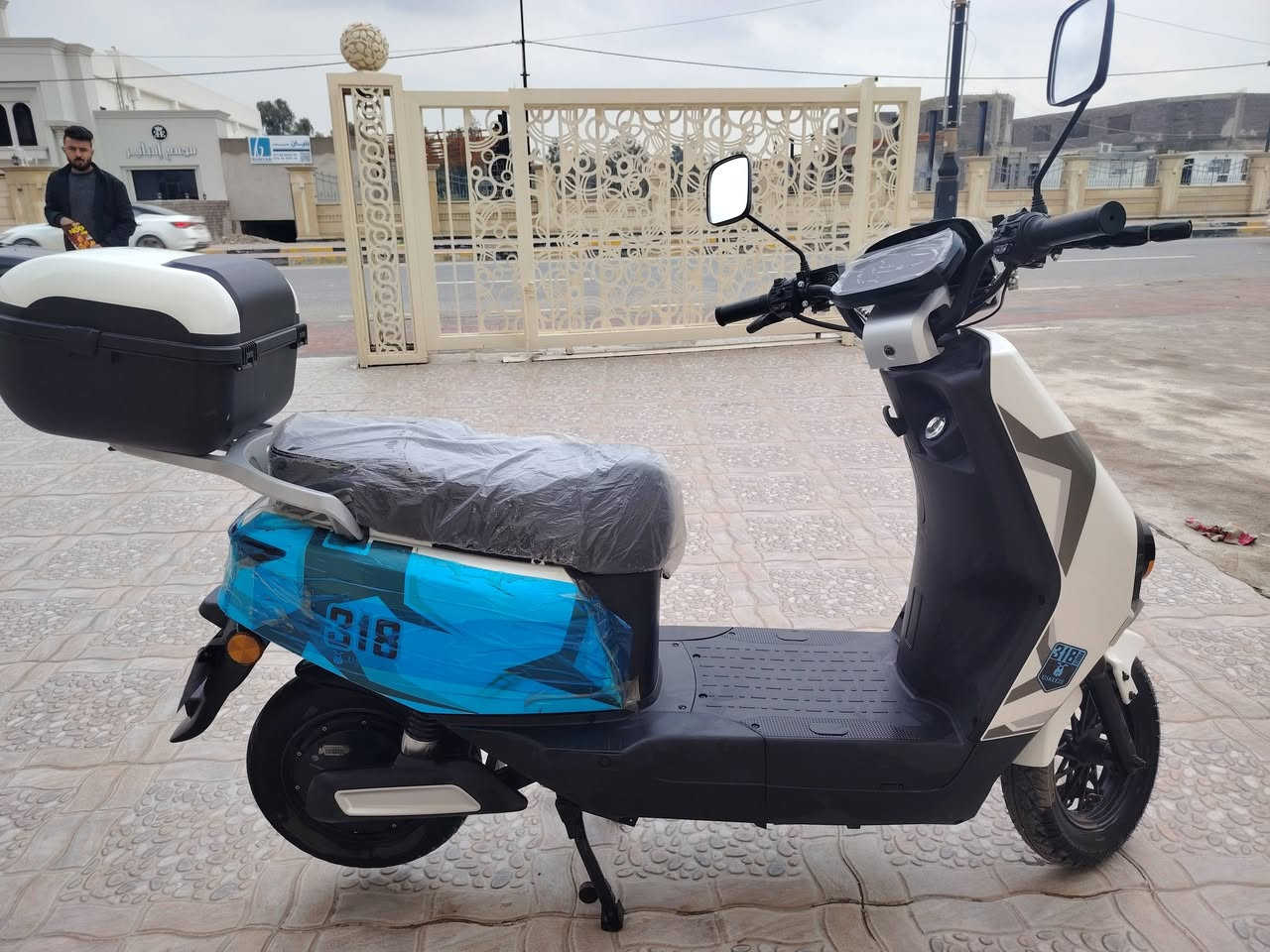 ماطور للبيع 318 ما صار له شهرين ملف 2000 ست بطاريات كل شيء شغال بيه سعر 700 وبي مجال***********
