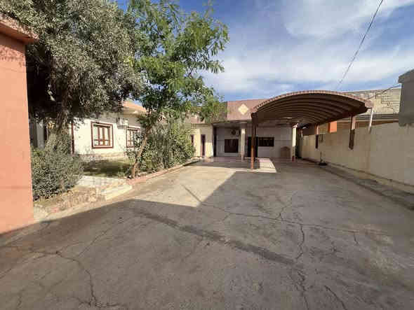 السلام عليكم 
بيت للبيع —الموقع بالقرب من مدرسة الاخوة
يتكون من 
٣ غرف  ٤*٤
هول 4*7
مطبخ 4*4
ربعة خارجية 5*10
مخازن 2
غرفة لستر
صحيات خارجية +داخلية 
البيت كامل سقف ثانوي +سيراميك 
مساحة الارض 850 متر
للأستفسار اكثر اتصل على الرقم ***********
