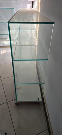 فاترينات زجاج للبيع جديد غير مستخدم  قياس ١ متر العدد ٤ قطع   السعر حس...