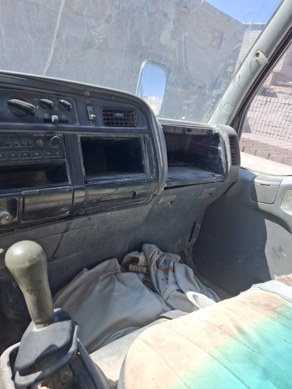 السلام عليكم سياره كنتر بزون 
للبيع مكاني البصره اتصل على الرقم ***********
