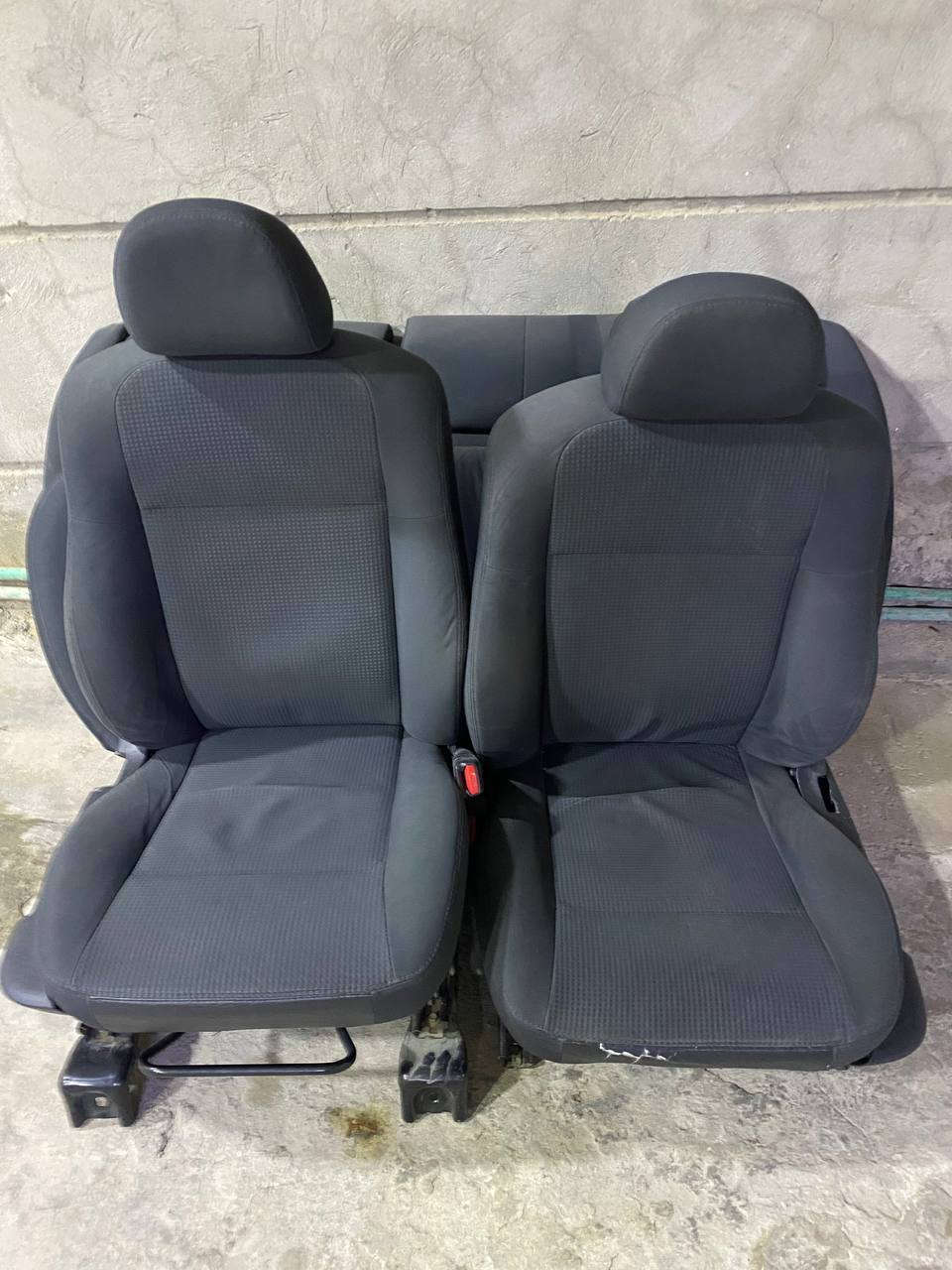 السلام عليكم 
للبيع كشنات مخمل أوباما جارجر 2010 نظافه 90% فقط كشن السايق بي فطر مثل ما موضح بالصور + تجوه  
ملاحظة كشن السايق بدون ضفيرة فقط تحكم 
السعر 150 
***********
