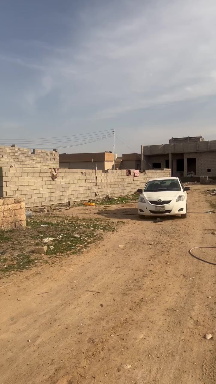 السلام عليكم
عندي ارض البيع 

في اصافيه 

واصله ماء 

وكهرباء

وتبليط

مساحه 300متر 

سعرة 9

رقم***********
