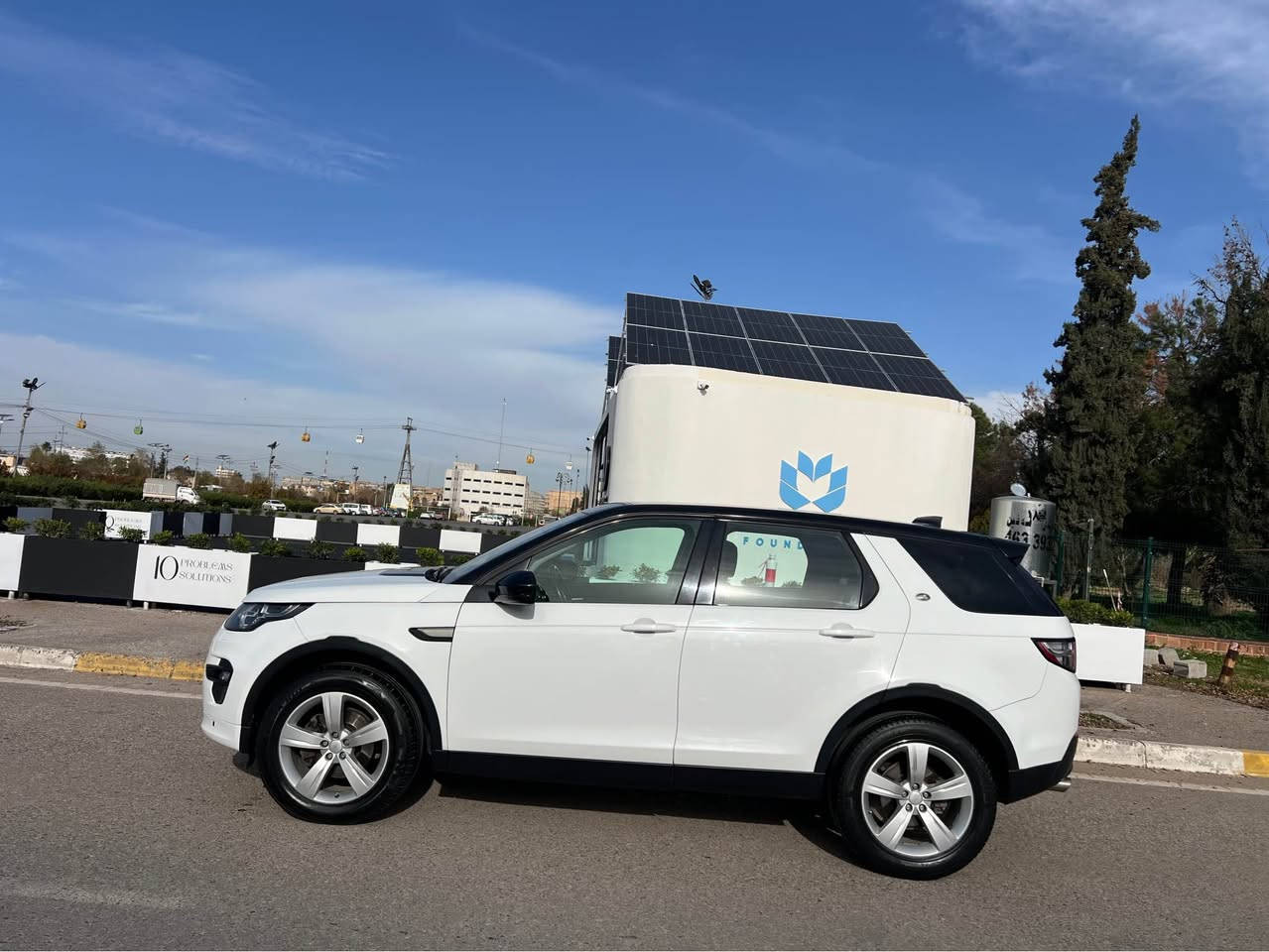 سلام عليكم 
Land Rover Discovery 2018 
فول مواصفات ١/١
سقف اسود 
٣ قطعة صبغ بدون دواخل بدون ارباك 
ماشي ٧٧ الف 
سيارة مابي نواقص 
مكان اربيل 
سعر ١٣٨ ورقة مجال 
رقم الهاتف ***********
واتساب موجود أربيل, العراق
